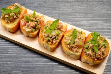 Baharatlı kıyılmış domuz eti ekmek ile