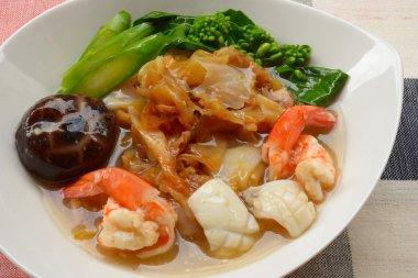 Deniz ürünleri ve brokoli ile kızarmış şehriye