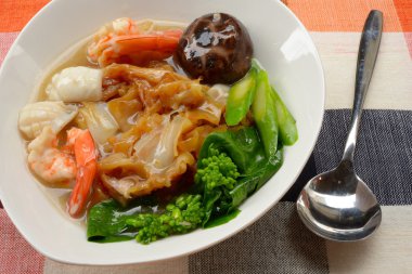 Deniz ürünleri ve brokoli ile kızarmış şehriye