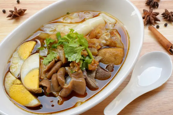 Vložte z rýžové mouky, křupavá vepřová polévka, tradiční thajské potravin — Stock fotografie