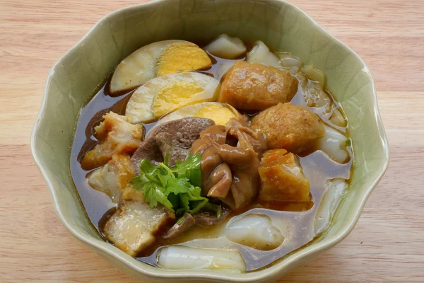 Pasta de harina de arroz, sopa de cerdo crujiente, comida tradicional tailandesa — Foto de Stock