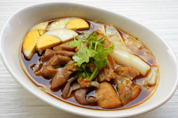 Pasta de farinha de arroz, sopa de porco crocante, comida tradicional tailandesa — Fotografia de Stock