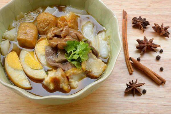 Paste aus Reismehl, knusprige Schweinesuppe, traditionelle thailändische Küche — Stockfoto