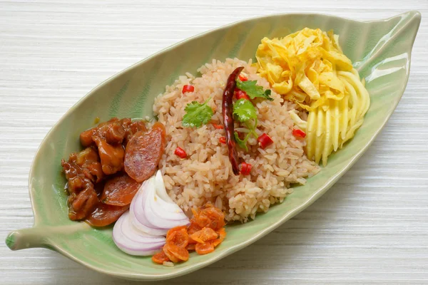 Nasi goreng dengan pasta udang, masakan Thailand . — Stok Foto