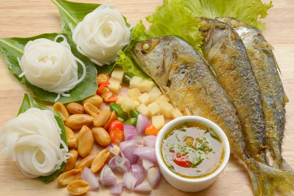 Stylu tajskim smażone ryby makrela serwującą świeże sałatki — Zdjęcie stockowe