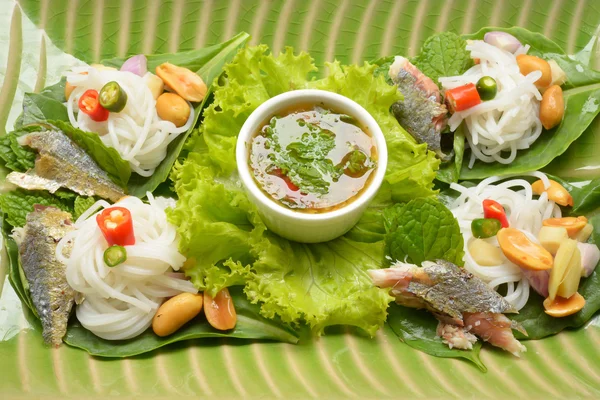 Ikan mackerel goreng thai melayani dengan salad segar — Stok Foto