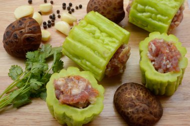 Tayland Mutfağı adı acı kabak dolması