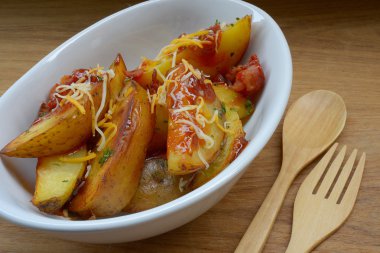 Baharatlar ve otlar ile ev yapımı kızarmış patates