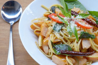 Asya sıcak spagetti kuru biber pastırma sosis