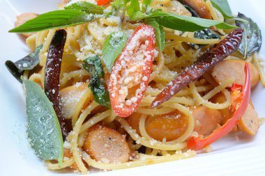 Asya sıcak spagetti kuru biber pastırma sosis