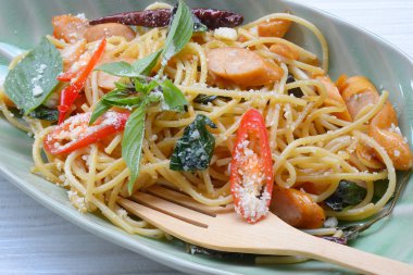 Asya sıcak spagetti kuru biber pastırma sosis