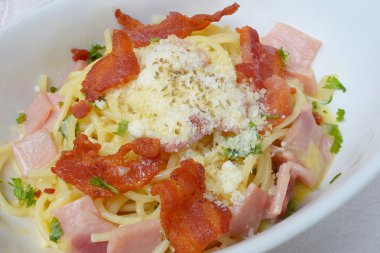 Pastırma ve peynirli spagetti.