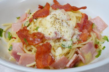 Pastırma ve peynirli spagetti.