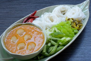 balık köri Hindistan cevizi sütü ile erişte