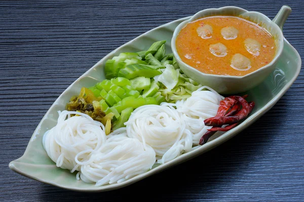 Nudlar med fisk curry kokosmjölk — Stockfoto