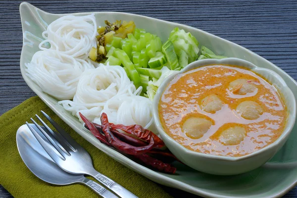 Fideos con curry de pescado leche de coco — Foto de Stock