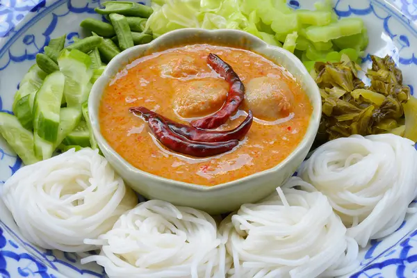 Fideos con curry de pescado leche de coco — Foto de Stock