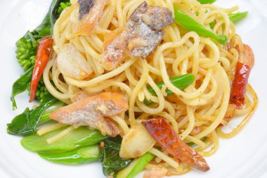 çiğ balık ile baharatlı spagetti