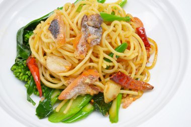 çiğ balık ile baharatlı spagetti