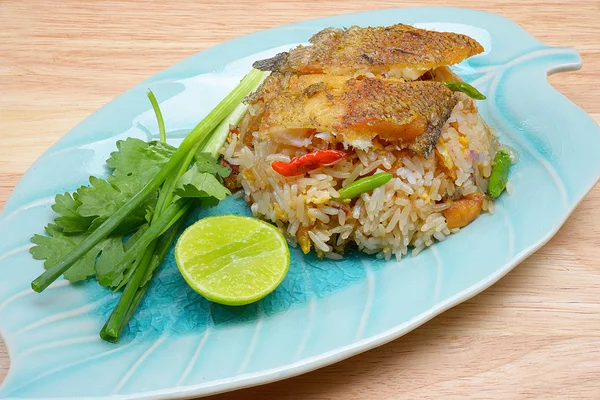 Nasi goreng dengan ikan Gourami renyah . — Stok Foto