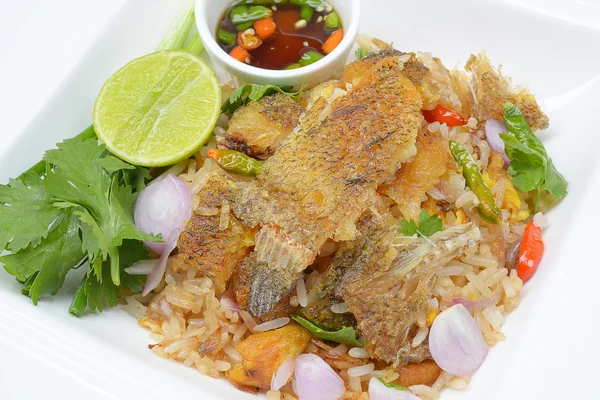 Nasi goreng dengan ikan Gourami renyah . — Stok Foto
