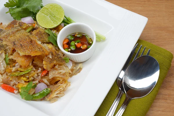 Nasi goreng dengan ikan Gourami renyah . — Stok Foto