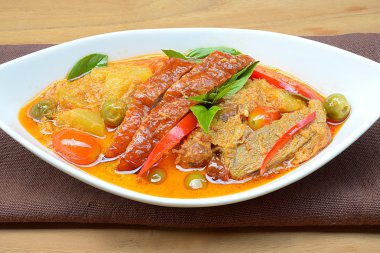 Kızarmış ördek ile kırmızı köri