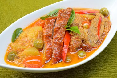 Kızarmış ördek ile kırmızı köri