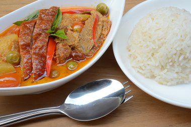 Kızarmış ördek ile kırmızı köri