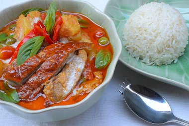 Kızarmış ördek ile kırmızı köri