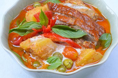 Kızarmış ördek ile kırmızı köri