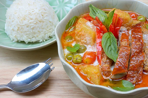 Kızarmış ördek ile kırmızı köri