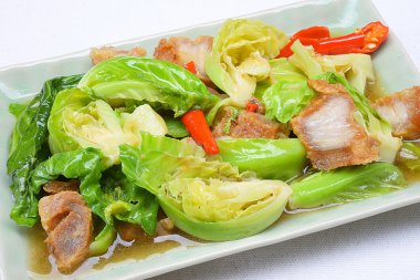 Tayland yemeği kızarmış gevrek domuz eti ile kale