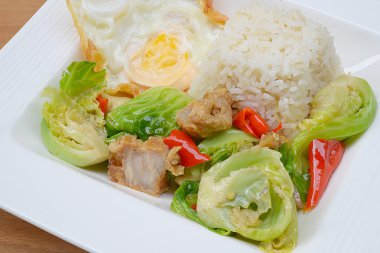 Tayland yemeği kızarmış gevrek domuz eti ile kale