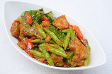 Kızarmış gevrek domuz eti ve kırmızı köri karıştırın