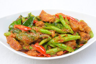 Kızarmış gevrek domuz eti ve kırmızı köri karıştırın