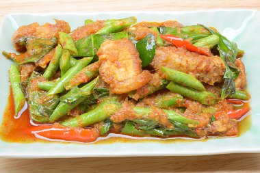 Kızarmış gevrek domuz eti ve kırmızı köri karıştırın