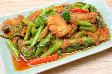 Kızarmış gevrek domuz eti ve kırmızı köri karıştırın