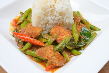 Kızarmış gevrek domuz eti ve kırmızı köri karıştırın