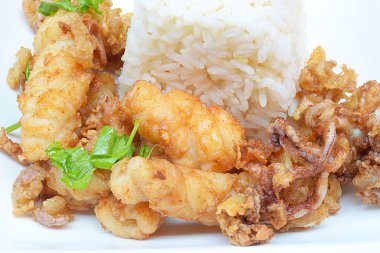 Kızarmış kalamar sarımsak biber ile