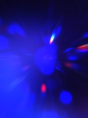 Parlak, canlı ve renkli duvar kağıtları. Parlayan parçacıkları ve çizgileri olan ışık patlaması yıldızı. Güzel soyut ışın arkaplanı.