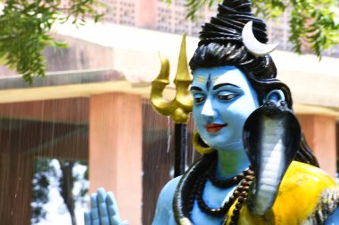 Lord Shiva 'nın heykeli ve Arkaplan yağmuru 
