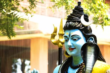 Lord Shiva 'nın heykeli ve Arkaplan yağmuru 