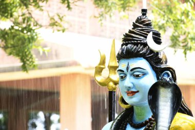 Lord Shiva 'nın heykeli ve Arkaplan yağmuru 