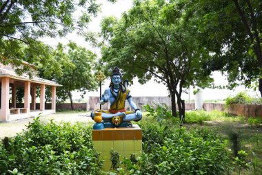 Lord Shiva 'nın heykeli ve Arkaplan yağmuru 