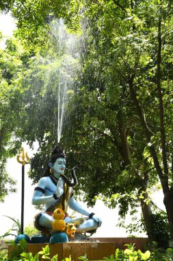 Lord Shiva 'nın heykeli ve Arkaplan yağmuru 