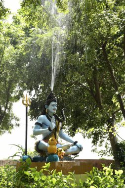 Lord Shiva 'nın heykeli ve Arkaplan yağmuru 