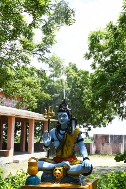 Lord Shiva 'nın heykeli ve Arkaplan yağmuru 