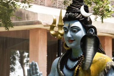 Lord Shiva 'nın heykeli ve Arkaplan yağmuru 