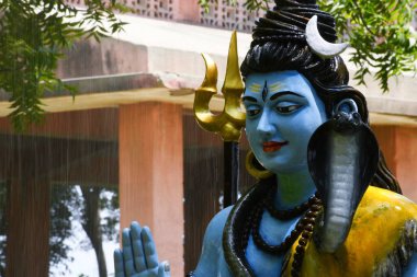 Lord Shiva 'nın heykeli ve Arkaplan yağmuru 